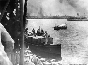 Inhabitants of Smyrna (now Izmir) escape by boat after the city is attacked by Turkish forces under Mustapha Kemal Ataturk, September 1922. (Photo by Topical Press Agency/Hulton Archive/Getty Images)