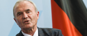 Finanzexperte Otmar Issing spricht am Montag, 21. Juni 2010, in Berlin im Kanzleramt auf einer Pressekonferenz. Die Expertengruppe "Neue Finanzarchitektur" hatte sich zuvor im Kanzleramt zu einer Gespraechsrunde getroffen. (apn Photo/Jens Schlueter)