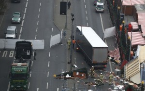 The back of the truck is towed off on December 20, 2016 from the scene where it crashed into a Christmas market near the Kaiser-Wilhelm-Gedaechtniskirche (Kaiser Wilhelm Memorial Church) in Berlin. German police said they were treating as "a probable terrorist attack" the killing of 12 people when the speeding lorry cut a bloody swath through the packed Berlin Christmas market. / AFP PHOTO / Odd ANDERSEN