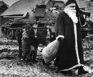 santa_klaus_vukovar_1992-768x641
