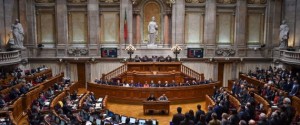 Members of Parliament vote in favour of the government's state budget proposal for the 2017 at the Portuguese parliament in Lisbon on November 30, 2016. / AFP / PATRICIA DE MELO MOREIRA (Photo credit should read PATRICIA DE MELO MOREIRA/AFP/Getty Images)