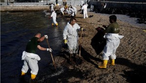 29249271_2017_09_14T075921Z_2104185206_RC1DBC4C1EF0_RTRMADP_3_GREECE_ENVIRONMENT_OIL_SPILL.limghandler