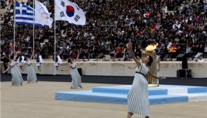 29617461_2017_10_31T115506Z_1202771809_RC14F18D50A0_RTRMADP_3_OLYMPICS_2018_FLAME_HANDOVER.limghandler